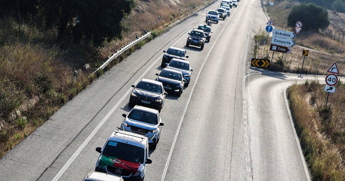 Langsamfahrt gegen Preisanstieg bei Kraftstoffen behindert Verkehr in Sines
