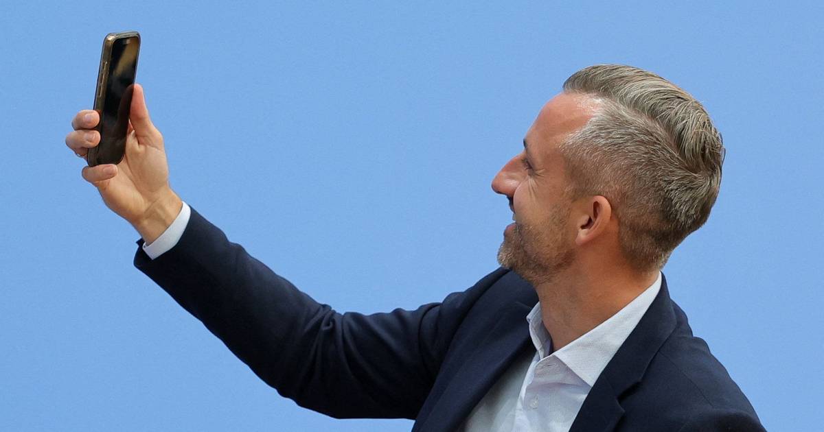 Da venditore di profumi a star dei social media: chi è Ulrich Siegmund, il volto della vittoria dell'estrema destra in Germania?