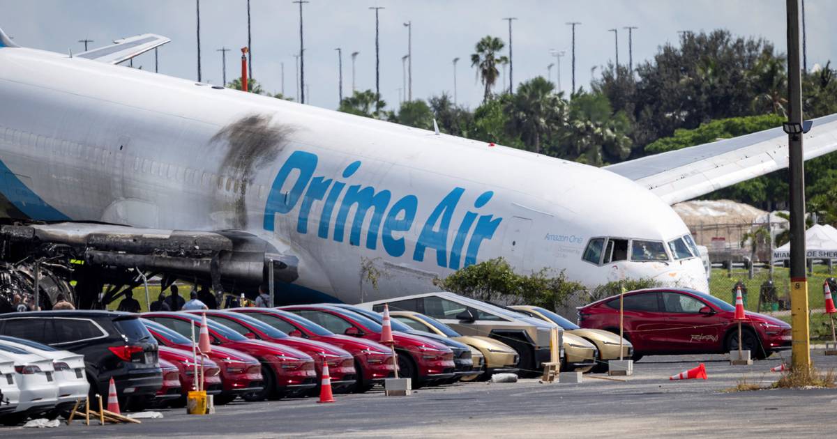 Aereo cargo Amazon uscito dalla pista a Miami si è scontrato con due veicoli