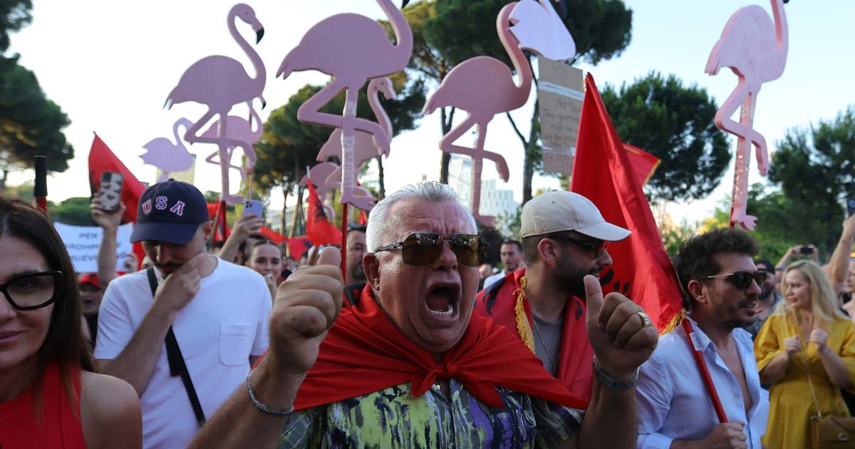 "Flamingo Revolution" reaches 100 days: thousands continue to protest against resort linked to the Trump family