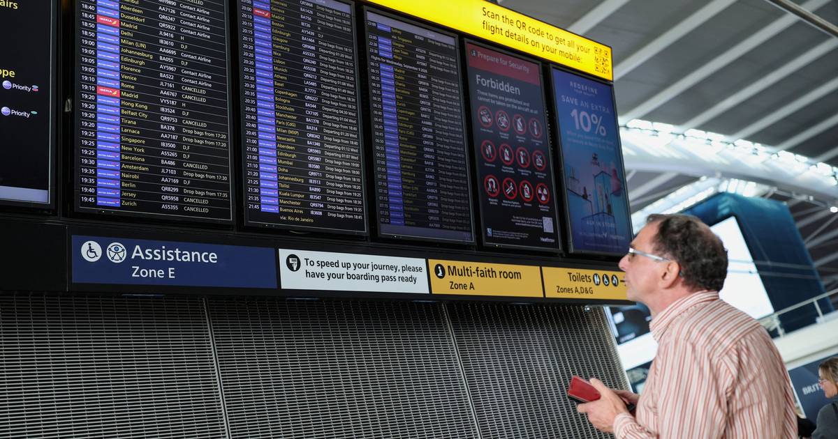 Guasto tecnico al controllo aereo cancella centinaia di voli nel Regno Unito