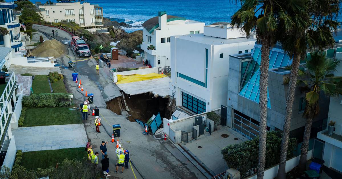 Una gigantesca voragine si apre accanto alla casa dell'attore Nicolas Cage e fa crollare l'ingresso del garage
