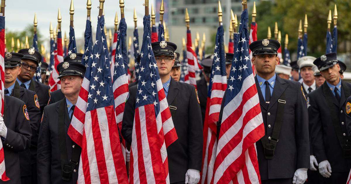 Le vittime dell'11 settembre omaggiate dai pompieri di New York