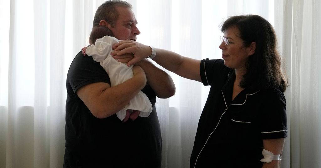 Nach dem Verlust ihres Sohnes wird eine 54-jährige Frau dank eines seit 22 Jahren eingefrorenen Embryos Mutter