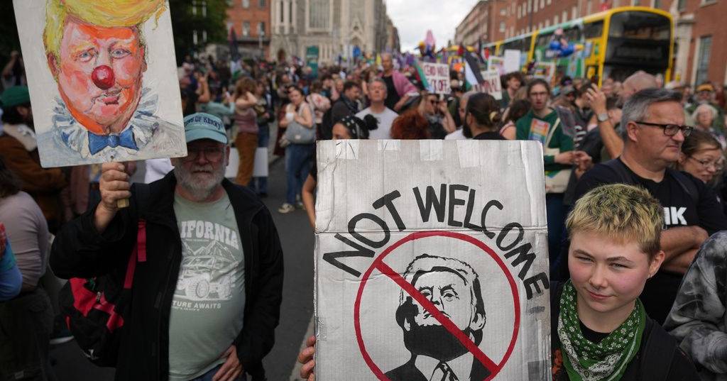 Сотни людей протестовали в Дублине против визита Дональда Трампа в Ирландию