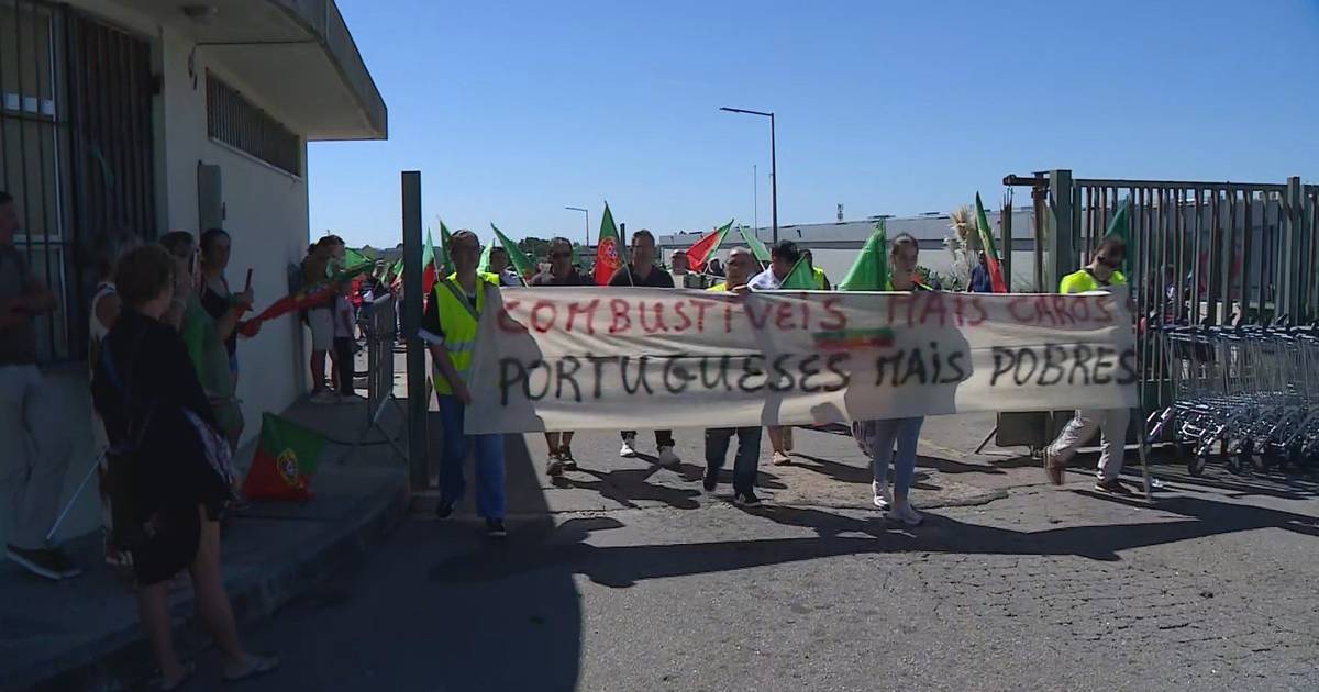 Decine di persone partecipano a una marcia lenta contro l'aumento dei prezzi dei carburanti
