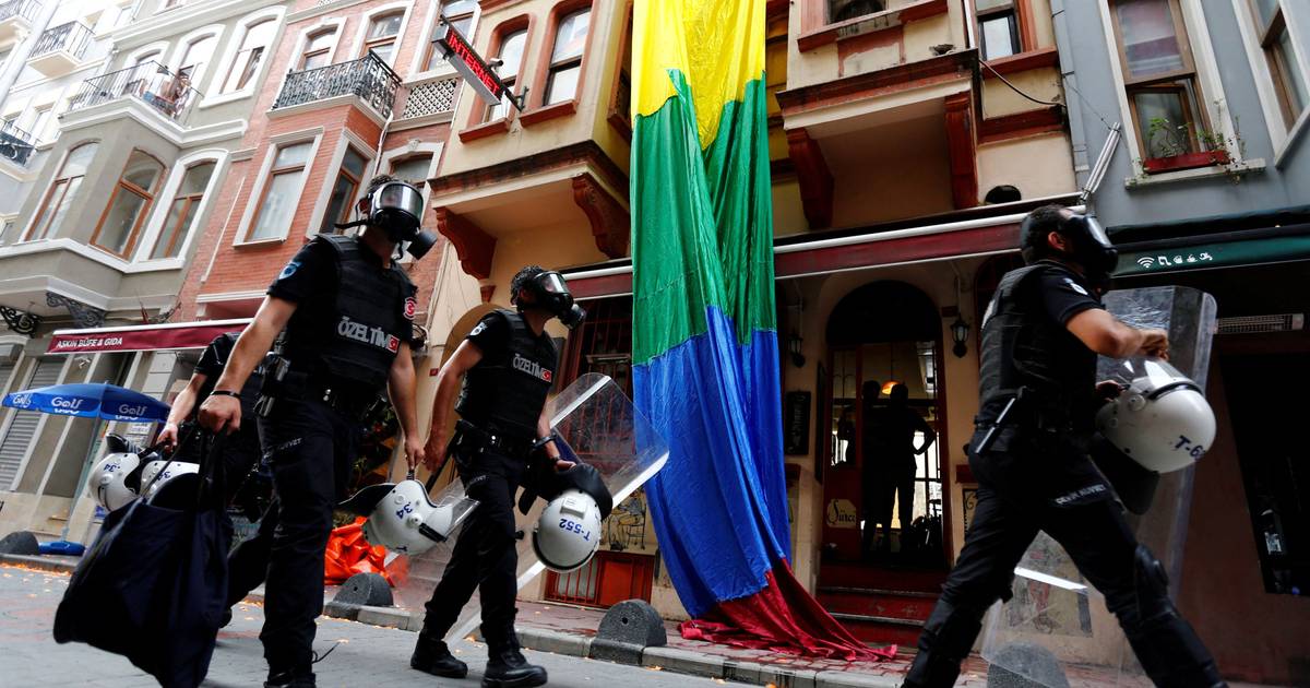 Oltre 160 persone fermate in un'operazione contro le organizzazioni LGBT in Turchia