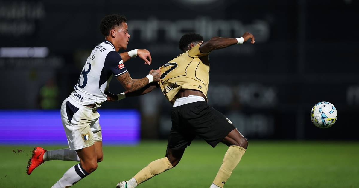 Sporting slips in Famalicão and falls further behind rivals