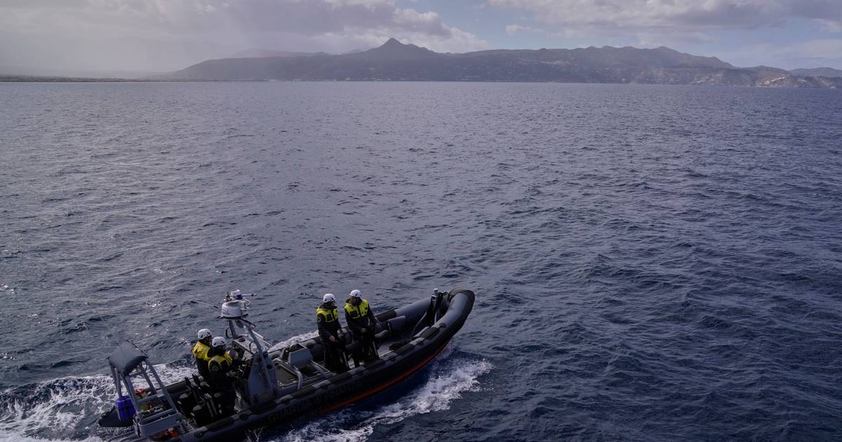 Pelo menos um morto e 25 desaparecidos em naufrágio de barco na Grécia