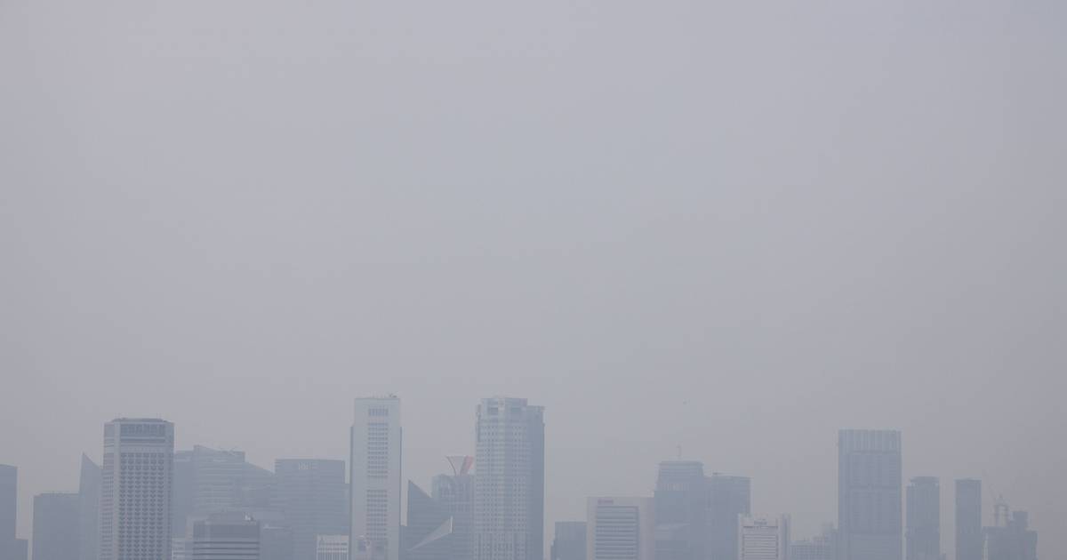 Nebbia a Singapore: la qualità dell'aria raggiunge livelli dannosi