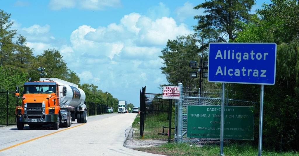 Migrantes detidos em “Alcatraz dos Jacarés” ficavam em celas do tamanho de uma cabine telefónica