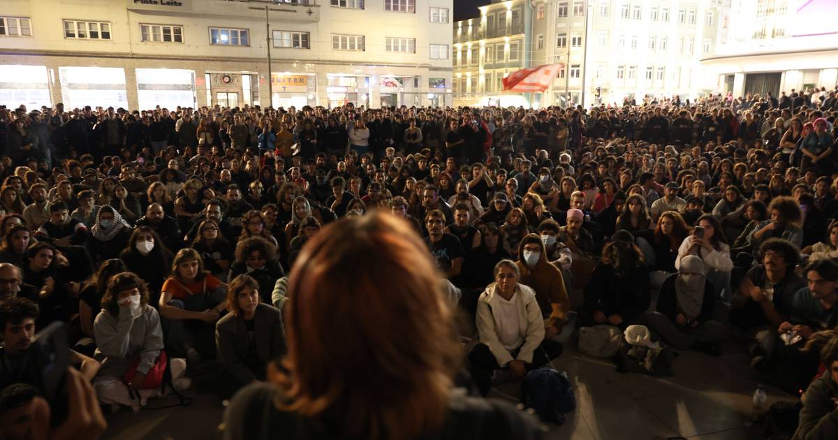 "Amanhã retomamos em força": manifestantes não vão passar a madrugada na Praça D. João I
