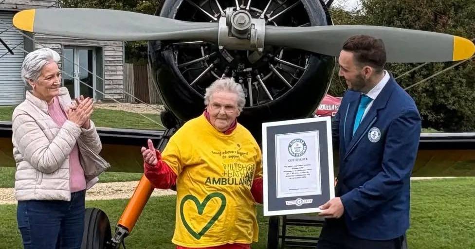 Aos 99 anos, bate recorde mundial ao fazer acrobacia nas asas de uma avioneta