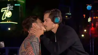 O beijo entre João Paulo Sousa e Miguel Costa