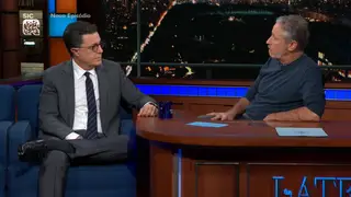 Stephen Colbert troca de lugar e é entrevistado