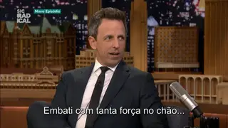 A queda aparatosa de Seth Meyers à frente de dezenas de pessoas