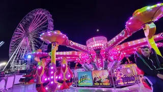 Visita à Mocheland, um mini parque de diversões para os festivaleiros