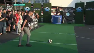 Remates ao alvo: James Corden desafia Chicharito