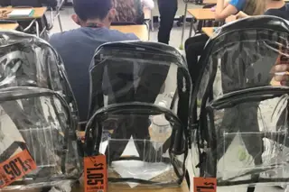 Transparência nas mochilas para prevenir tiroteios