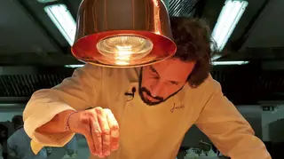 Aprender a cozinhar com José Avillez: Brusqueta de pancetta fumada com alho e alecrim