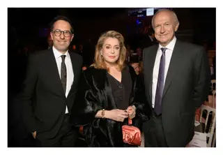 Catherine Deneuve com Jean Agon, presidente executivo da L’Oréal, e Nicolas Hieronimus, vice-presidente executivo da L’Oréal