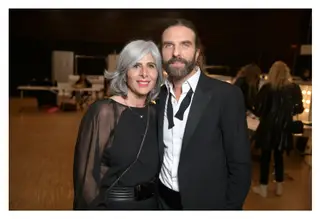 Nathalie Roos, presidente da divisão de produtos profissionais da L’Oréal, com o hair-stylists francês John Nollet