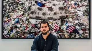 O rio de plástico de Mário Cruz premiado pelo World Press Photo à vista em Algés