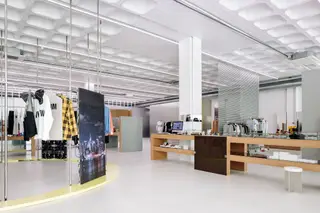 Na loja projetada pelo estúdio Gonzalez-Haase/AAS, de Berlim, 80% das marcas à venda não estavam em Portugal