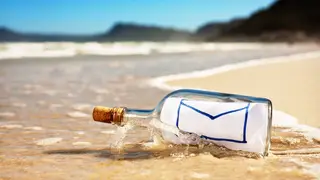 Garrafa com mensagem escrita há 50 anos deu à costa. O pescador que a resgatou quer encontrar o autor