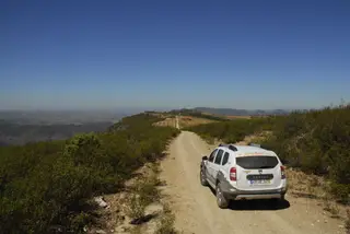 Pista de cumeada rodeada por estevas e giestas