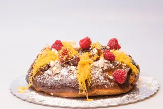 O bolo-rei do Mami Organic Food, em Lisboa, é feito com uma base de puré de batata-doce 